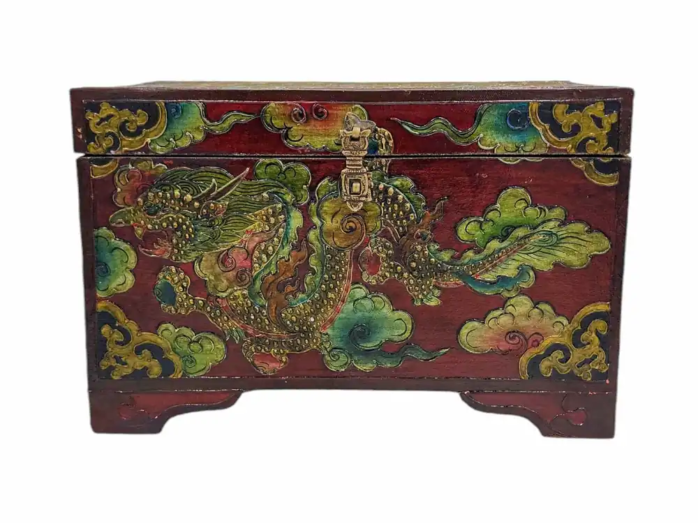 Coffre en bois tibétain avec motifs de dragon et apparence vieillie