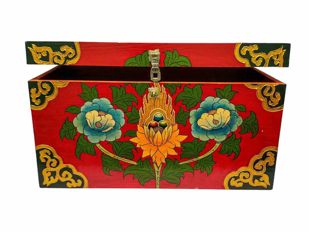 Coffre tibétain en bois orné de motifs décoratifs