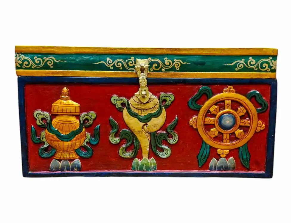 Boîte au trésor tibétaine en bois sculptée avec des motifs d’Ashtamangala provenant du Népal