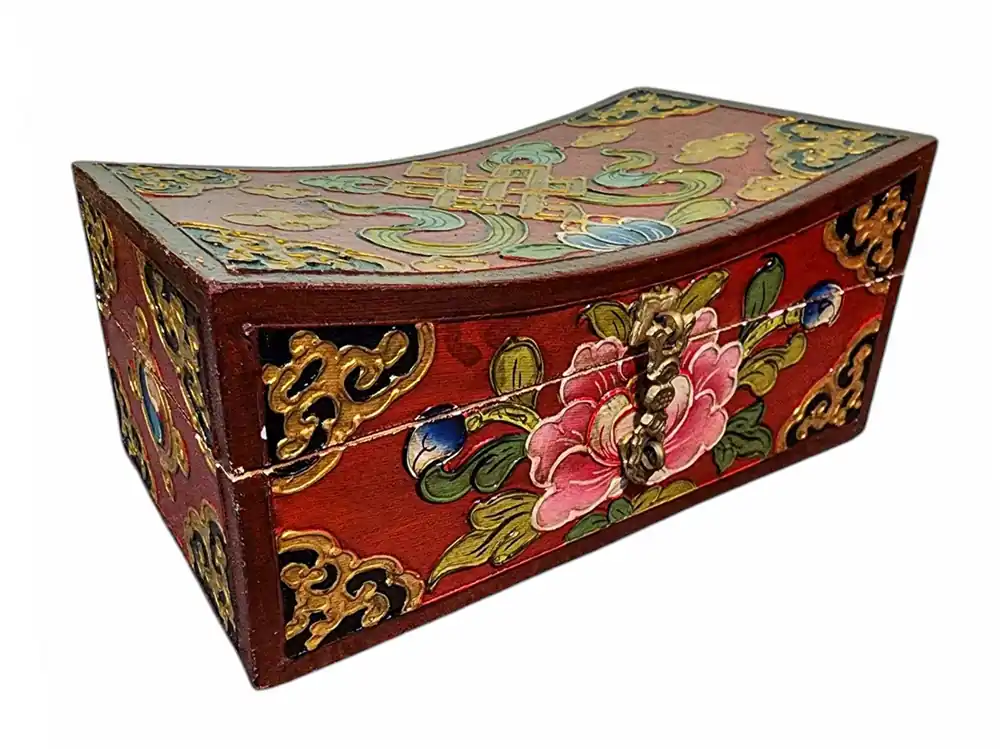 Boîte en bois tibétaine présentant des couleurs traditionnelles