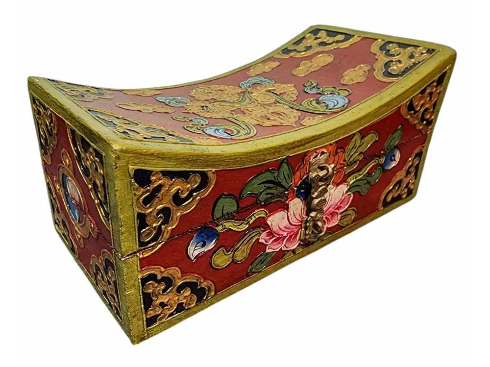 Coffre au trésor en bois de style tibétain avec des couleurs classiques