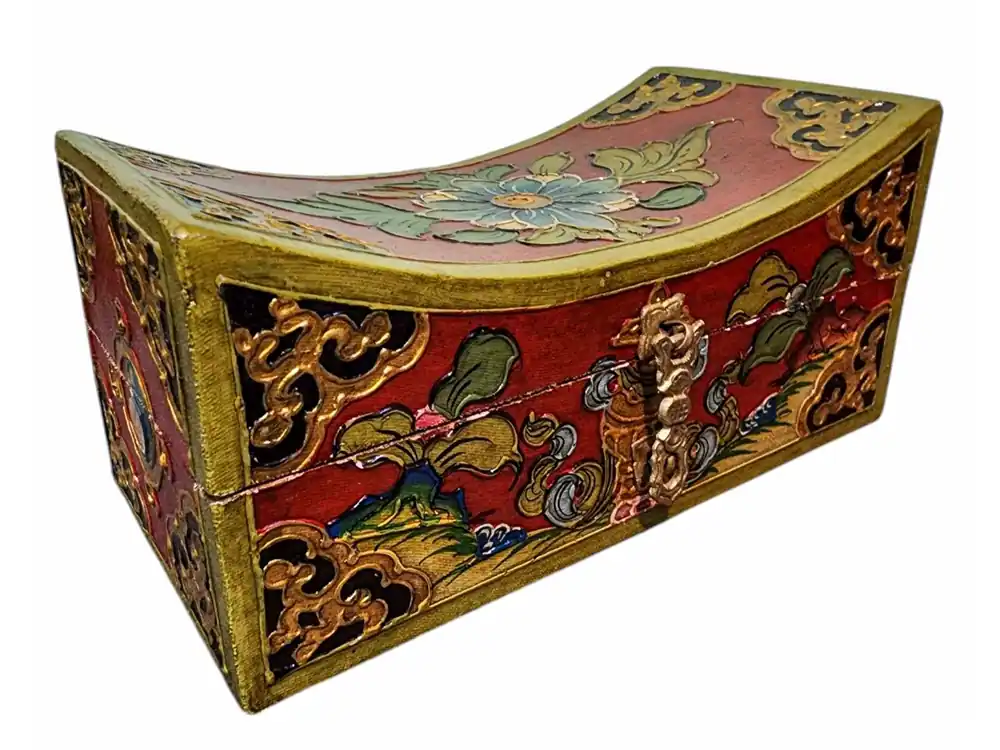 Coffre en bois tibétain présentant des couleurs traditionnelles