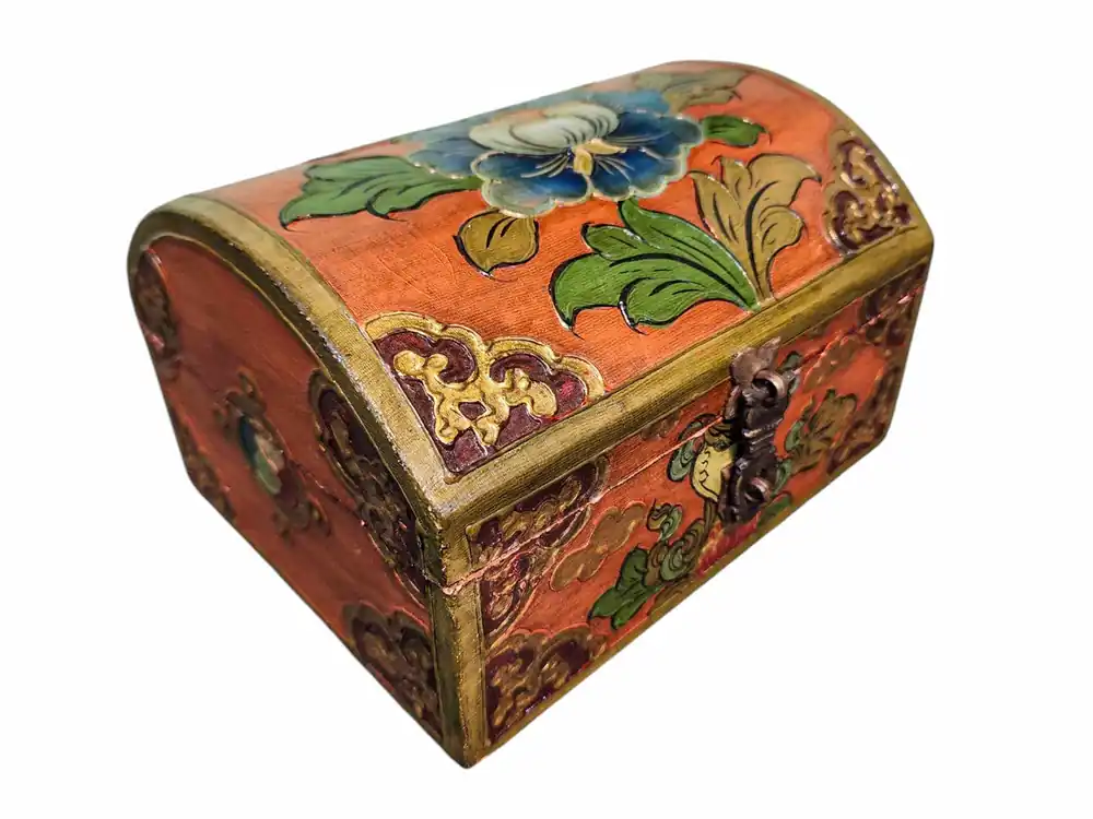 Coffre au trésor tibétain en bois dans des couleurs traditionnelles