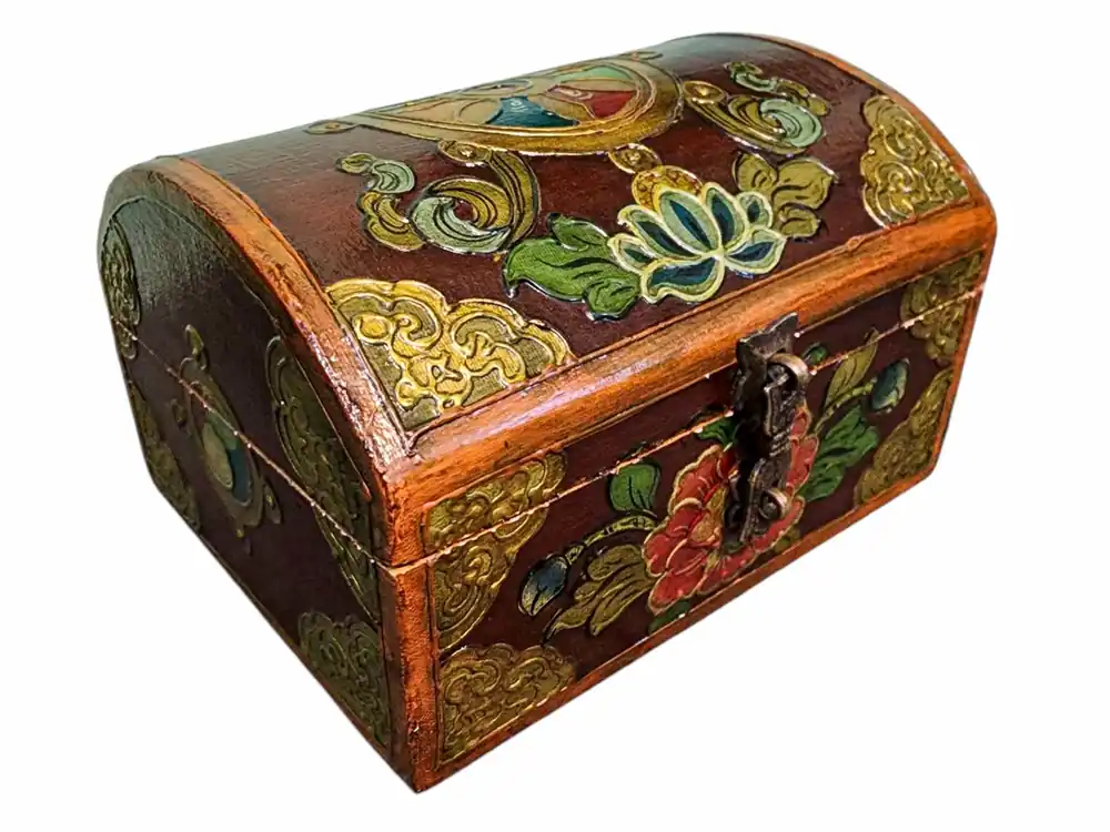 Coffre à trésor traditionnel en bois tibétain dans des couleurs classiques