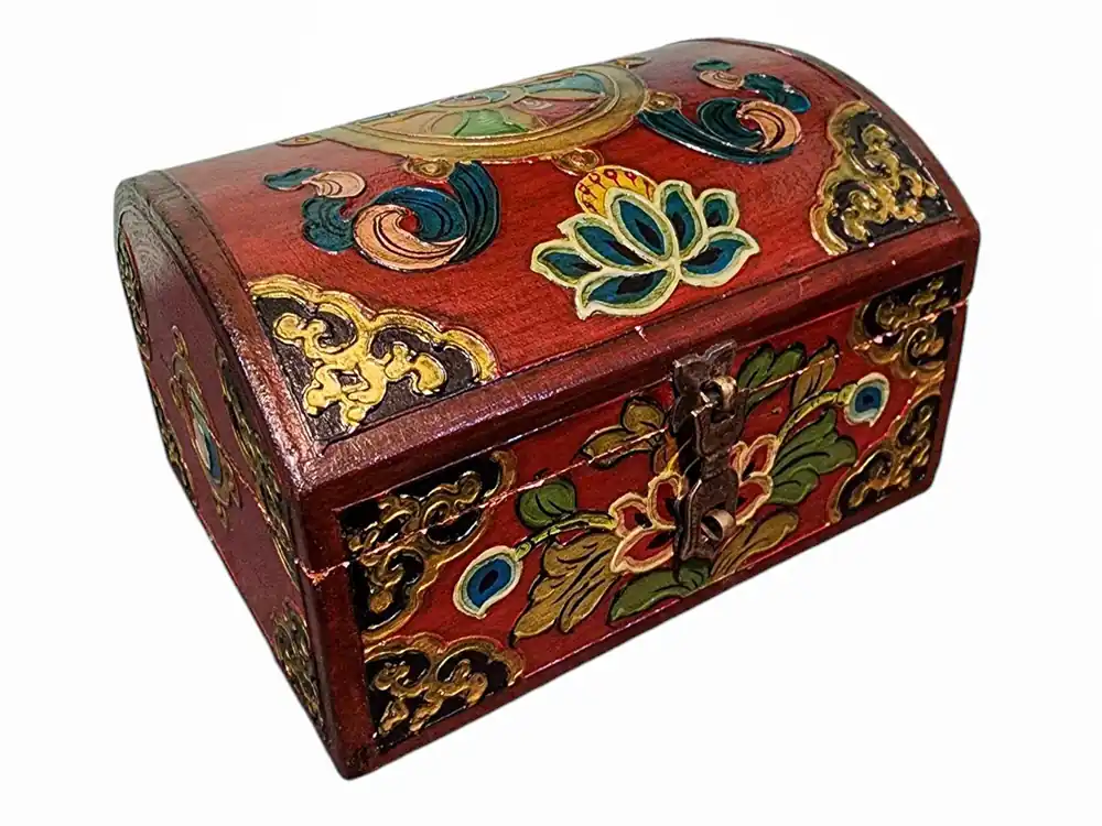 Coffre en bois traditionnel tibétain présentant des couleurs authentiques