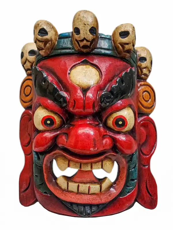 Masque en bois Bhairav accroché au mur du Népal