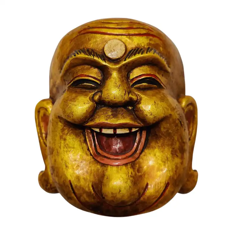 Masque en bois du Bouddha rieur, accroché au mur