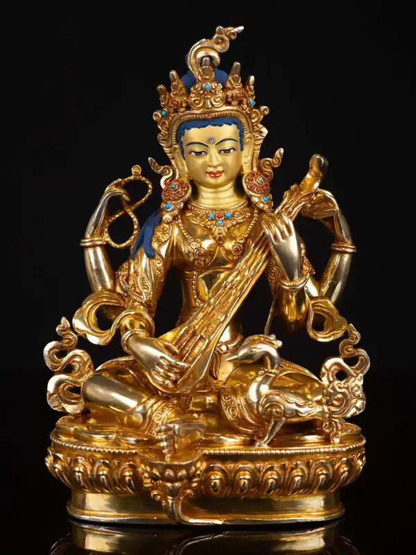 Statue de Saraswati dorée à l’or – Art en cuivre de la Déesse de la sagesse, de la musique et de la créativité