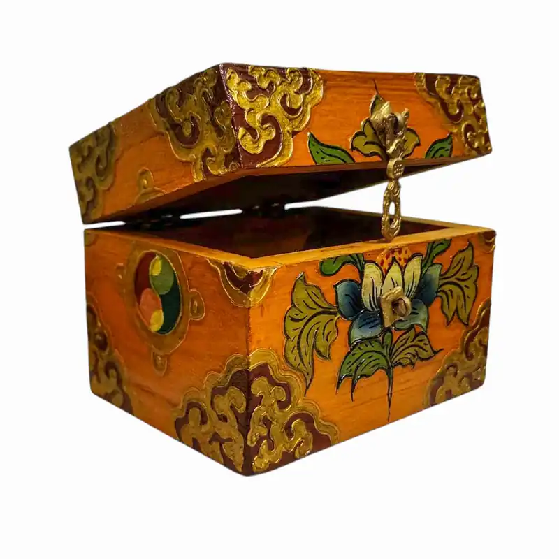 Boîte tibétaine en bois présentant des couleurs traditionnelles
