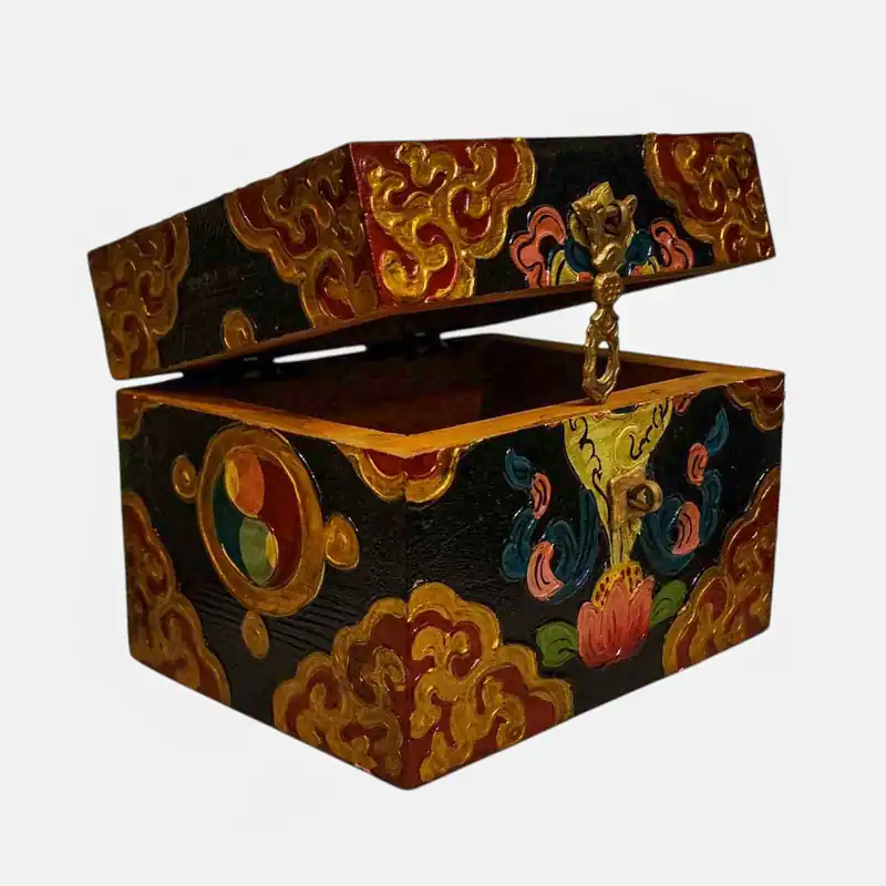 Coffre en bois traditionnel avec un design tibétain aux couleurs riches