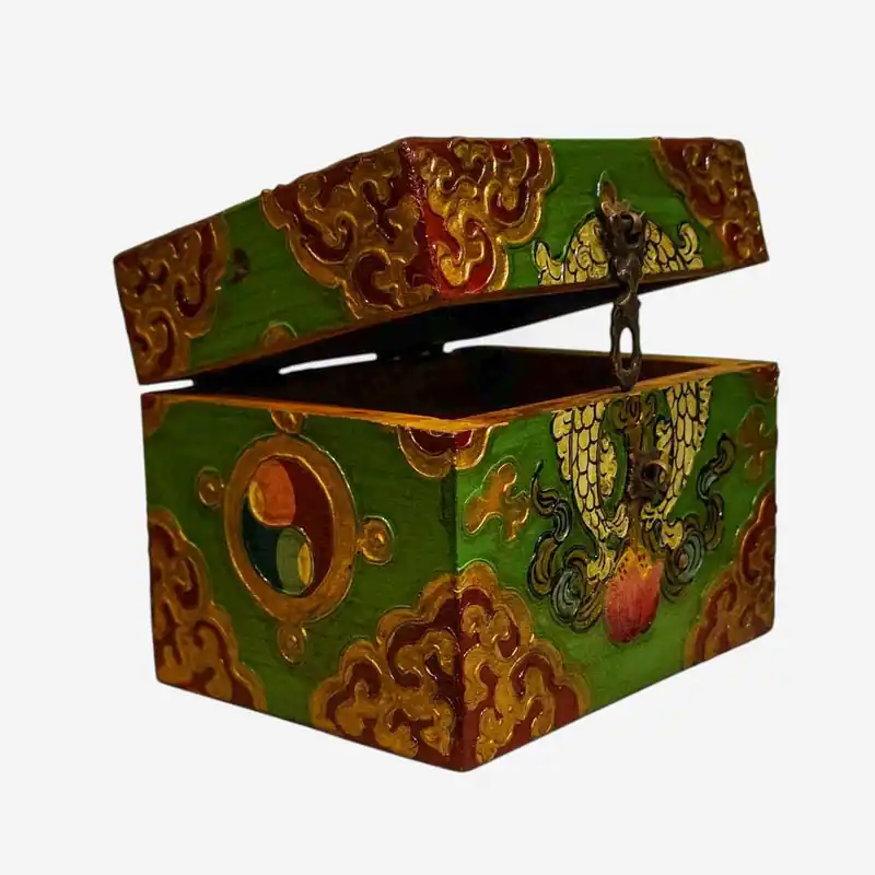 Coffre en bois tibétain présentant des couleurs traditionnelles