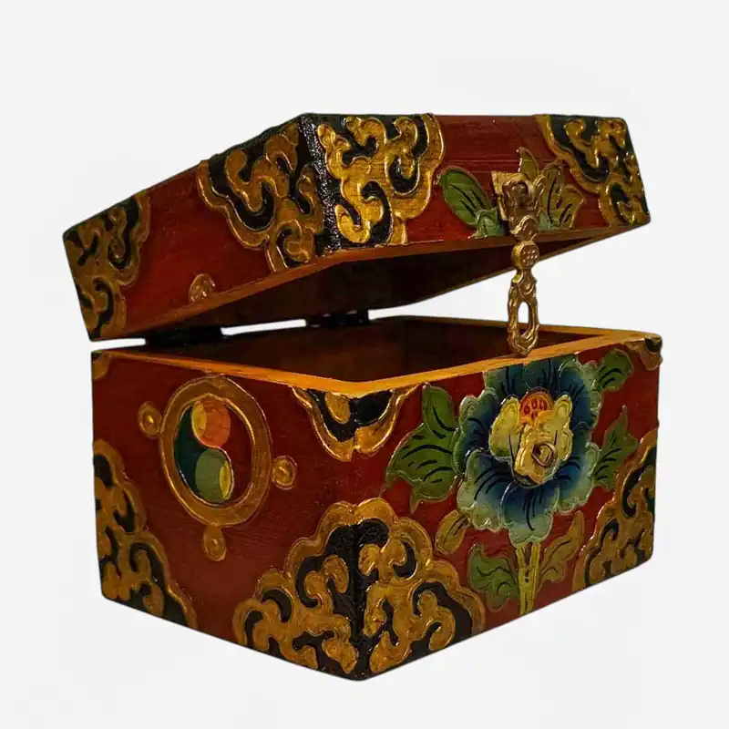 Coffre en bois de style tibétain avec des couleurs traditionnelles