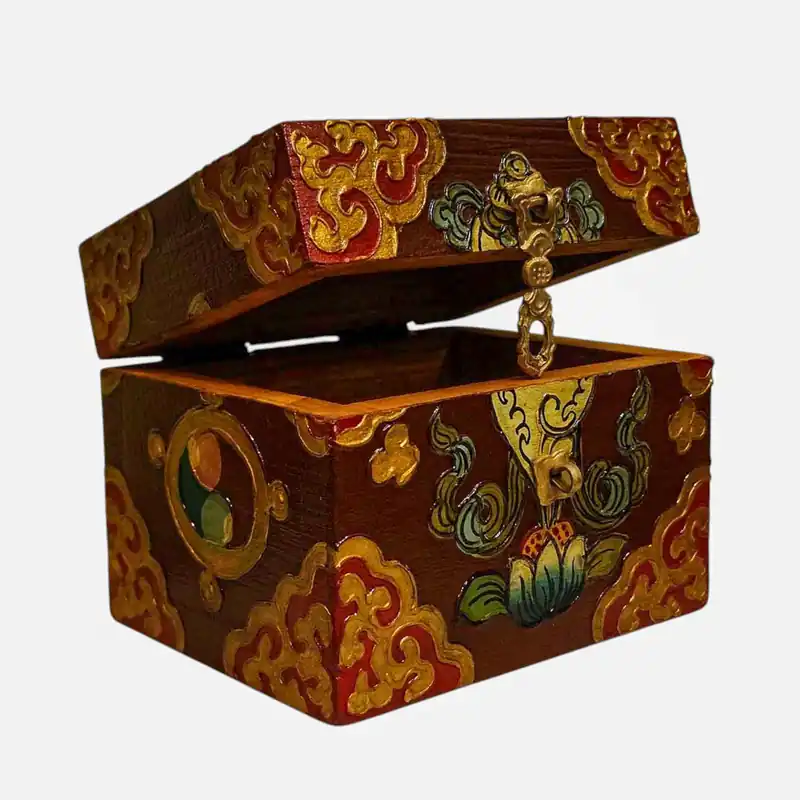 Coffre au trésor tibétain en bois orné d’un design traditionnel coloré