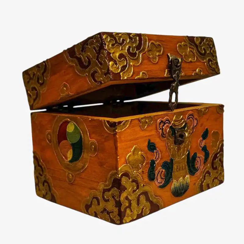 Coffre au trésor en bois de style tibétain avec des couleurs classiques