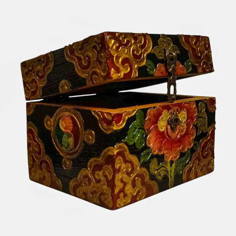 Boîte en bois tibétaine ornée de couleurs traditionnelles