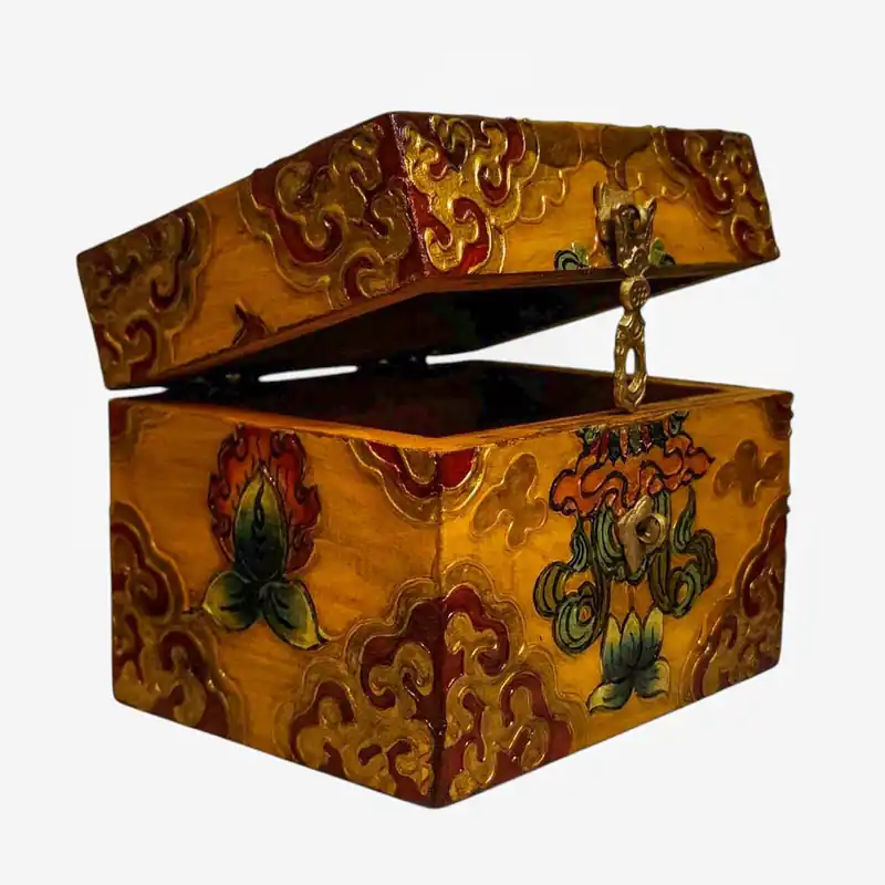 Coffre en bois tibétain mettant en valeur les couleurs culturelles