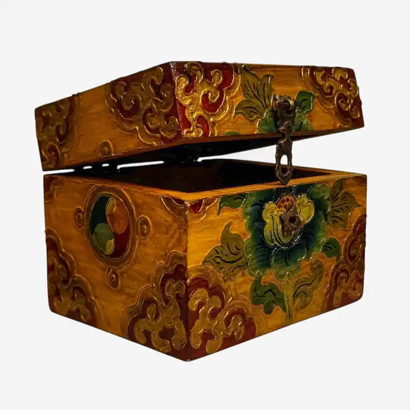 Coffre au trésor en bois tibétain mettant en valeur des couleurs traditionnelles
