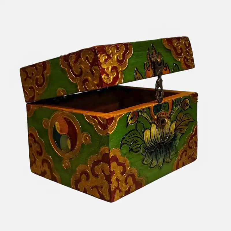 Boîte au trésor en bois tibétain avec des couleurs traditionnelles