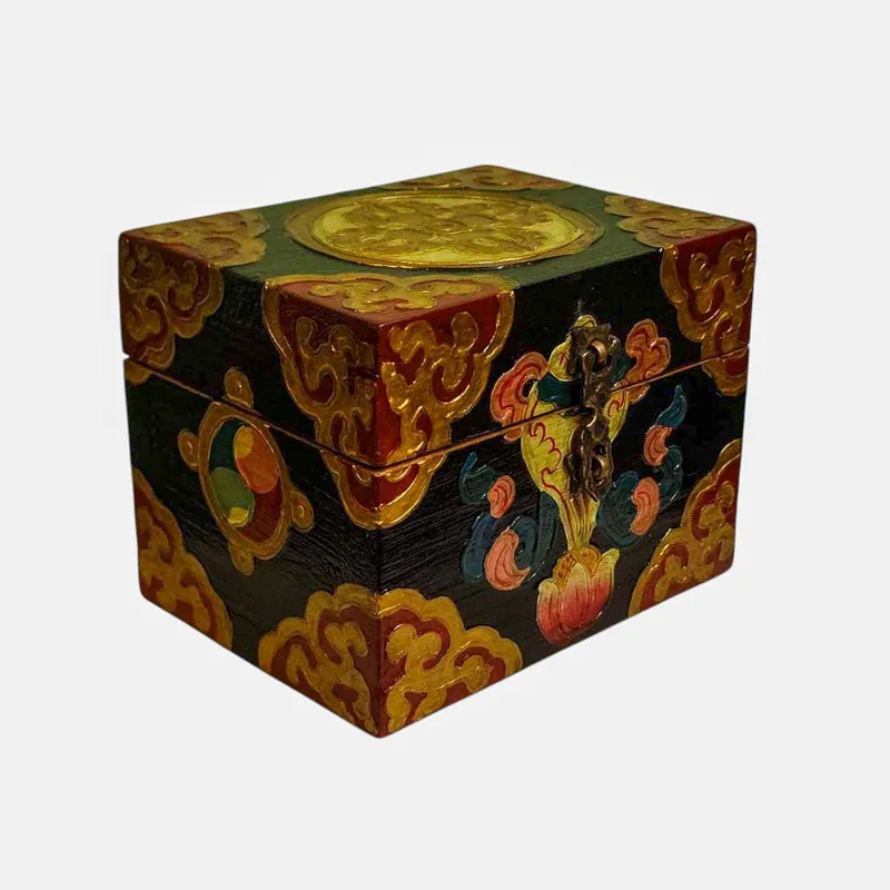 Coffre en bois tibétain mettant en valeur les couleurs traditionnelles
