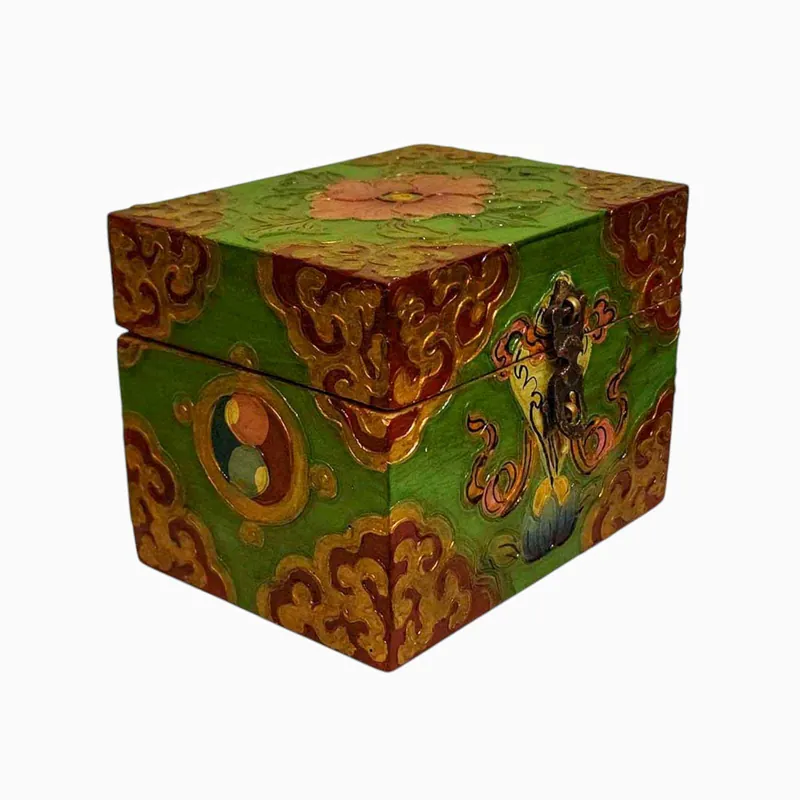 Coffre en bois traditionnel tibétain dans des couleurs classiques