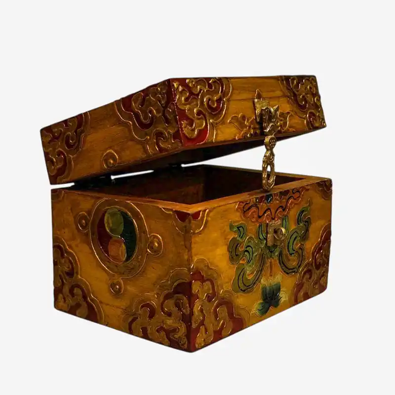 Coffre au trésor tibétain en bois, façonné avec des couleurs classiques
