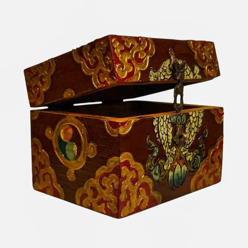 Coffre tibétain en bois dans des couleurs traditionnelles