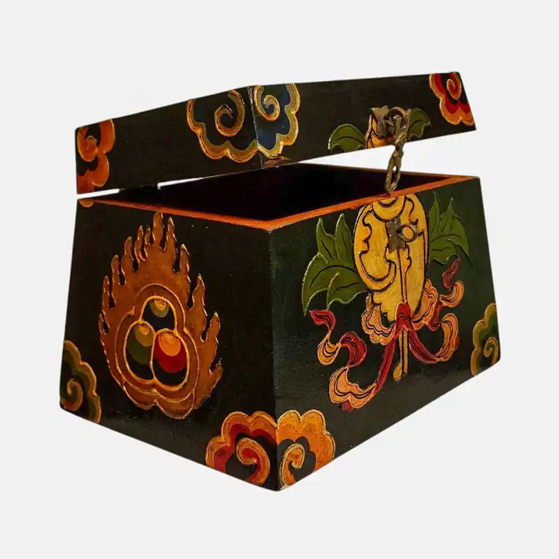 Coffre au trésor tibétain en bois orné de motifs colorés traditionnels