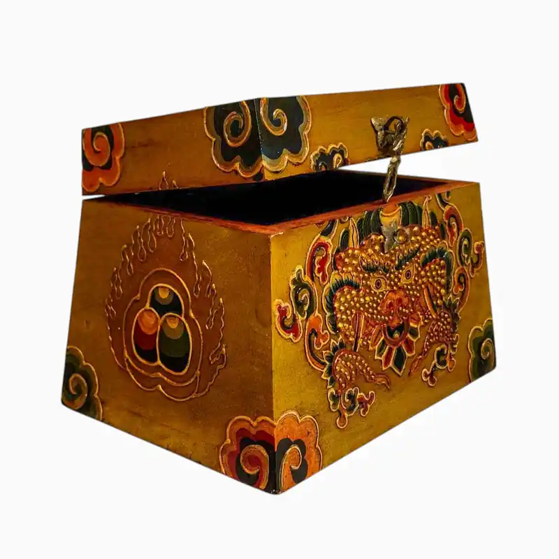Boîte en bois tibétaine ornée de couleurs traditionnelles