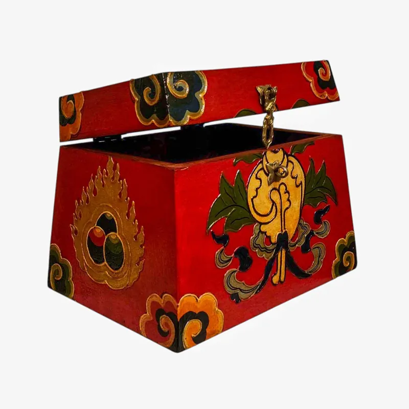 Coffre au trésor en bois dans le style tibétain traditionnel avec des couleurs rustiques
