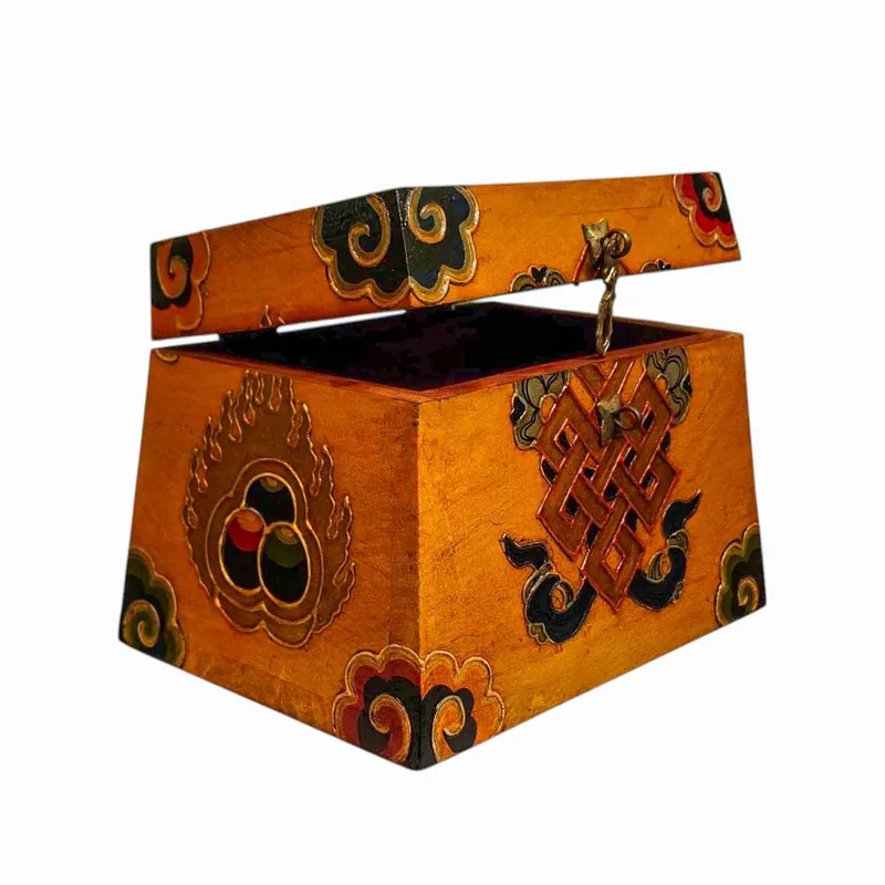 Boîte au trésor en bois tibétain mettant en valeur les couleurs traditionnelles