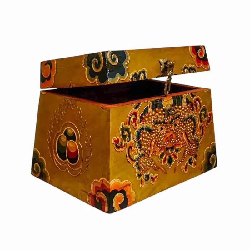 Coffre en bois tibétain avec des couleurs traditionnelles