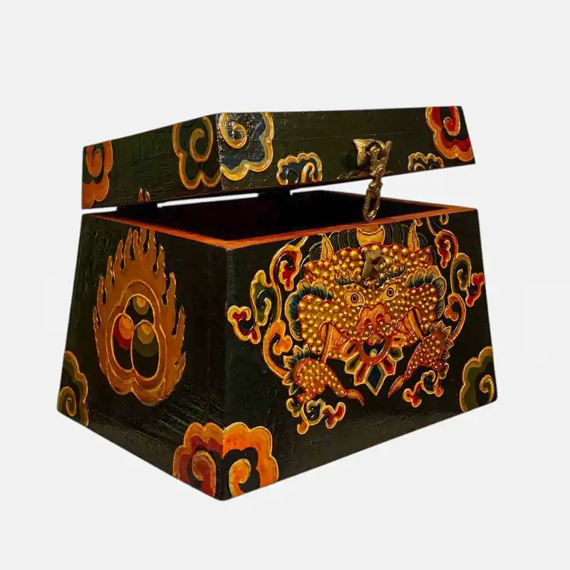 Coffre en Bois Tibétain Présentant des Couleurs Traditionnelles