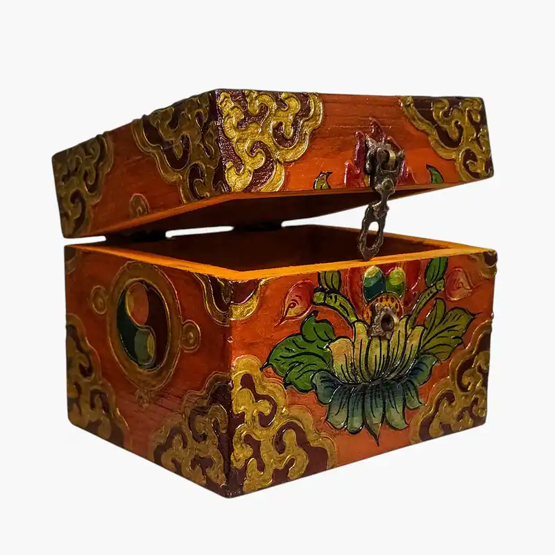 Coffre au trésor en bois avec des couleurs tibétaines traditionnelles