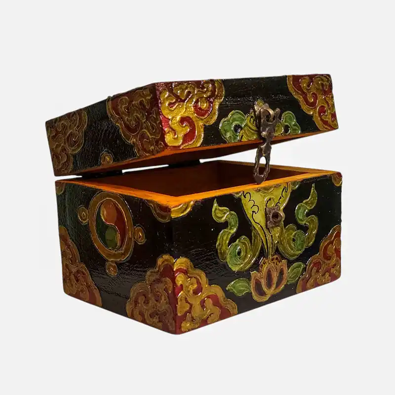 Coffre en bois tibétain présentant des couleurs traditionnelles