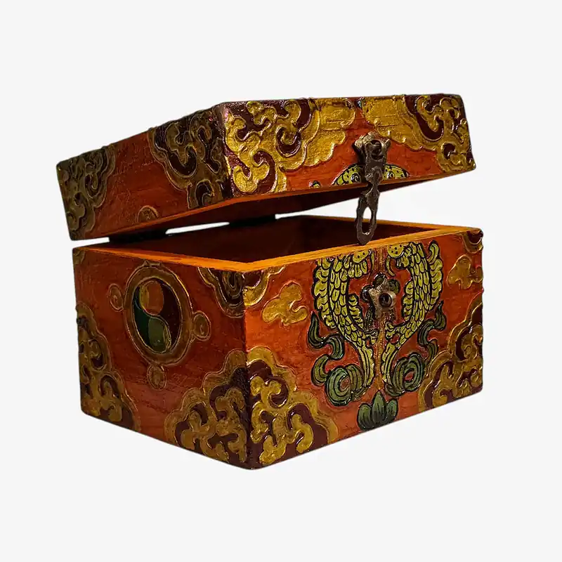 Coffre en bois tibétain présentant des couleurs traditionnelles