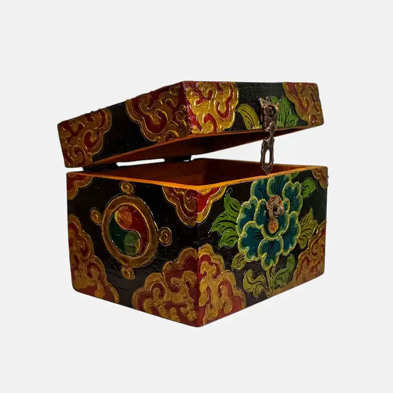 Coffre en bois de style tibétain traditionnel aux couleurs classiques du Népal
