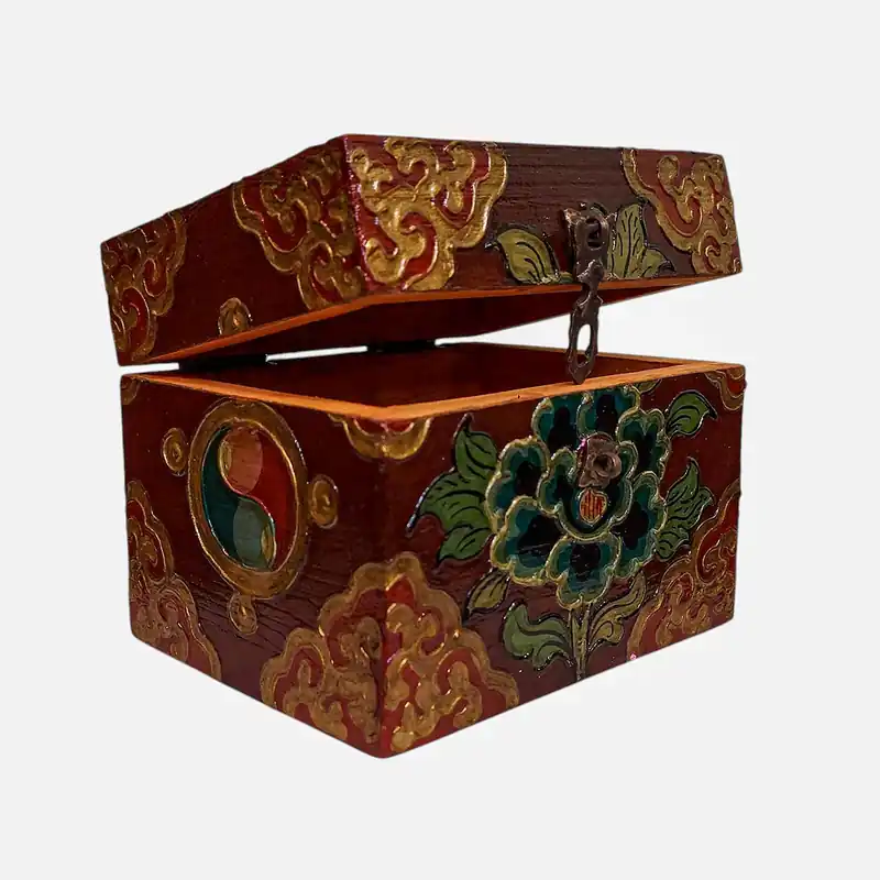 Coffre au trésor traditionnel en bois du Tibet présentant des couleurs classiques
