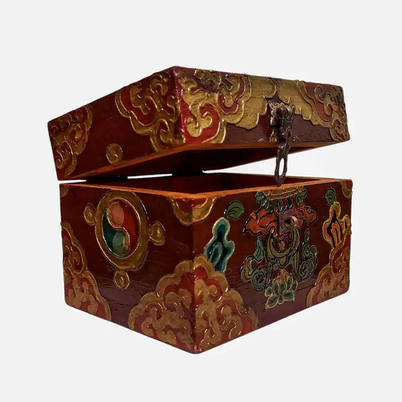 Coffre en bois tibétain présentant des couleurs traditionnelles