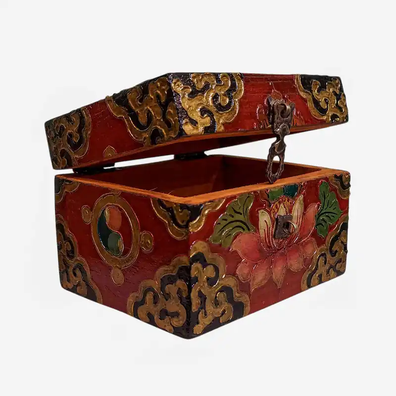 Coffre en bois tibétain mettant en valeur les couleurs traditionnelles