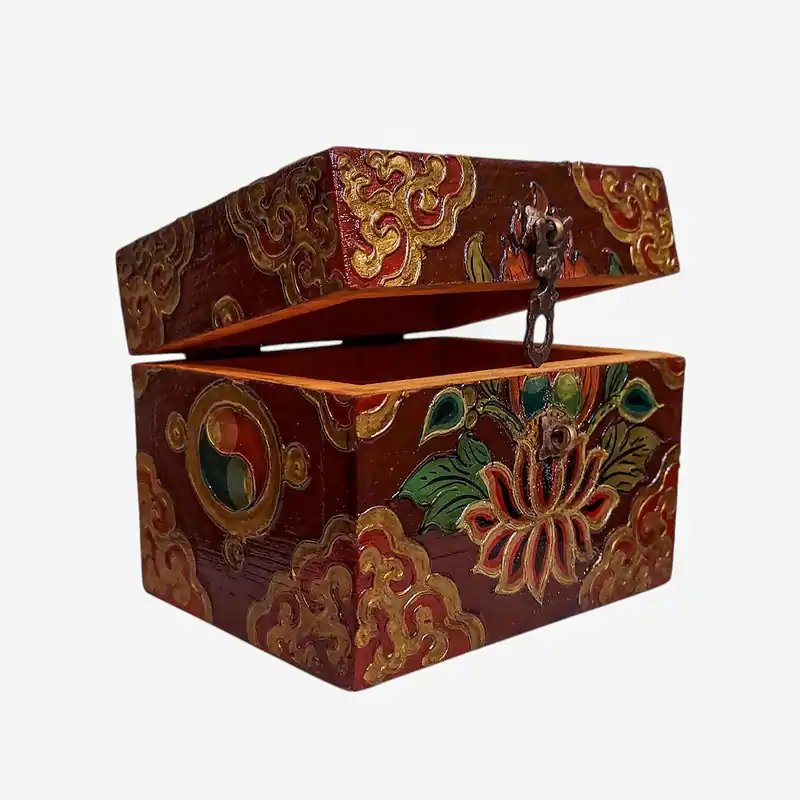 Coffre au trésor en bois dans un design et des couleurs tibétains traditionnels