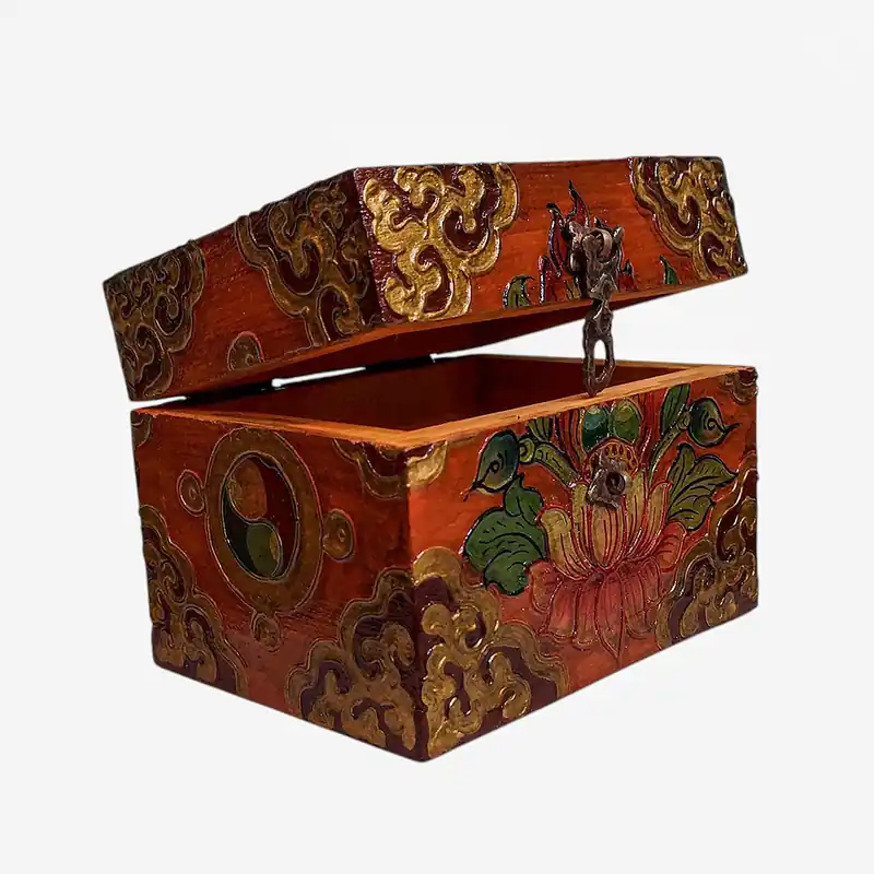 Coffre en bois tibétain présentant des couleurs traditionnelles