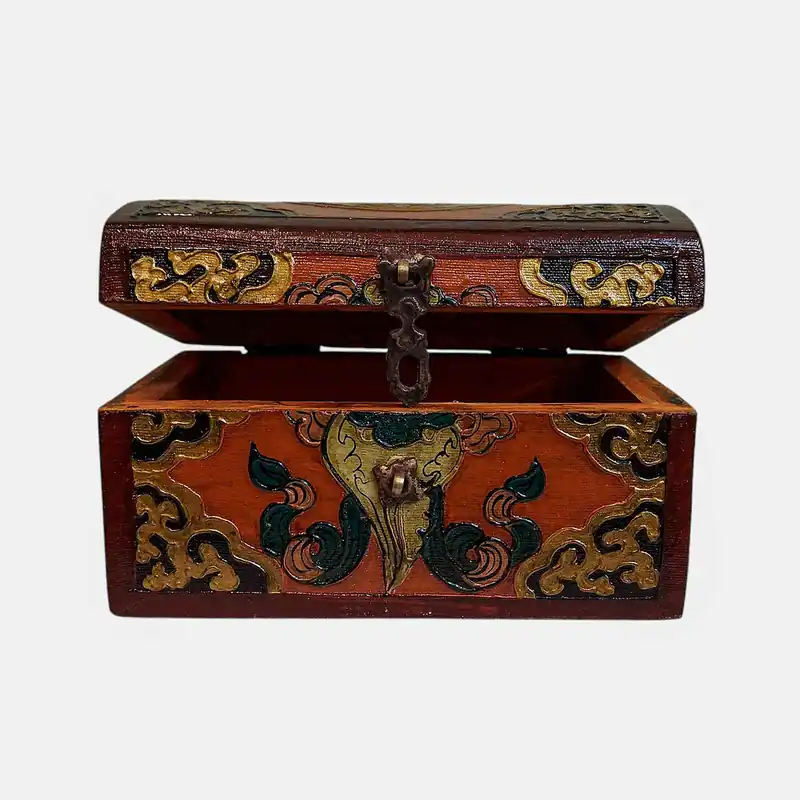 Coffre au trésor tibétain en bois présentant des couleurs traditionnelles