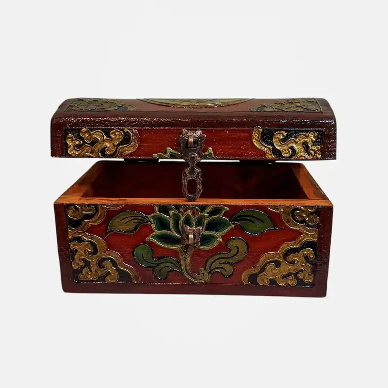 Boîte tibétaine en bois décorée de couleurs traditionnelles