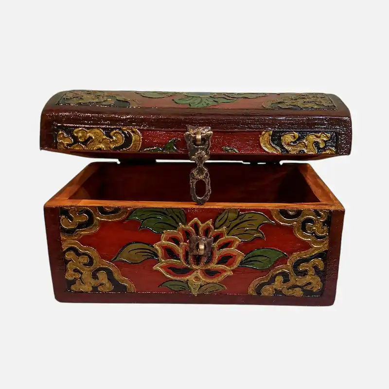 Coffre en bois tibétain aux couleurs traditionnelles