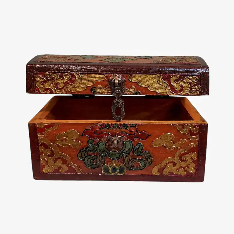 Boîte en bois tibétaine présentant des couleurs traditionnelles