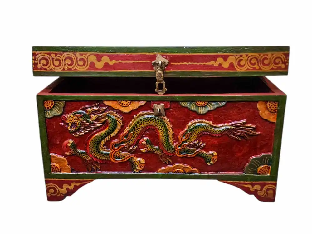 Boîte au trésor tibétaine présentant des sculptures traditionnelles de dragons dans des couleurs classiques