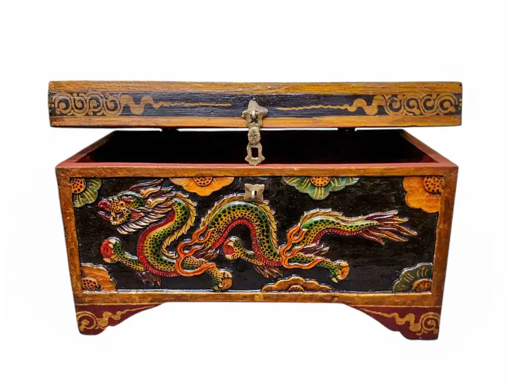 Coffre tibétain avec une sculpture de dragon dans des teintes classiques