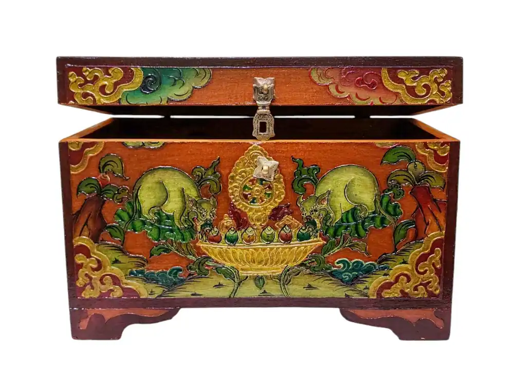 Coffre au trésor tibétain en bois présentant un design de Kalasa dans des couleurs classiques