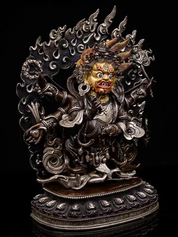 Statue de cuivre de Mahakala avec un visage oxydé