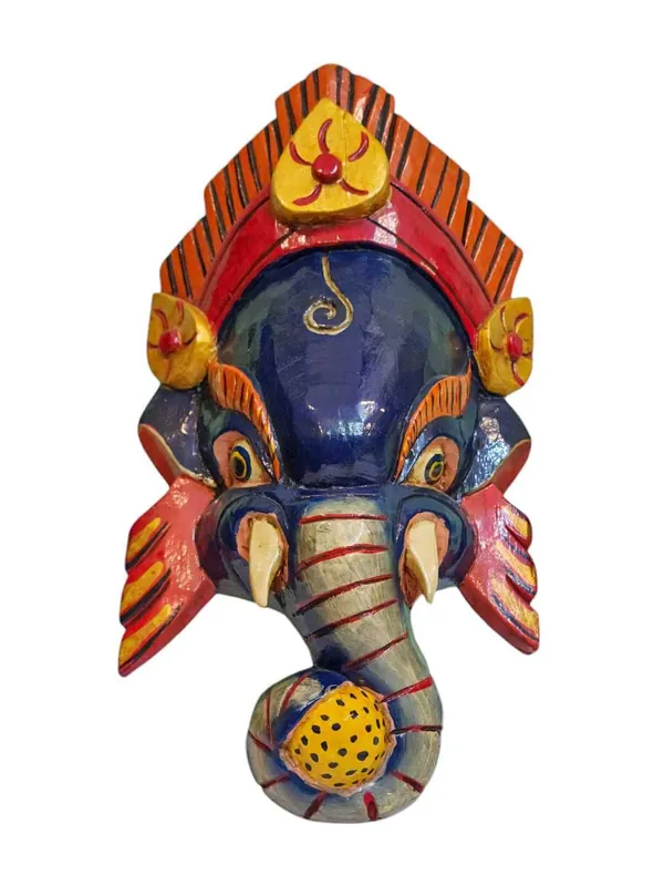 Masque en bois de Ganesh suspendu au mur en bleu